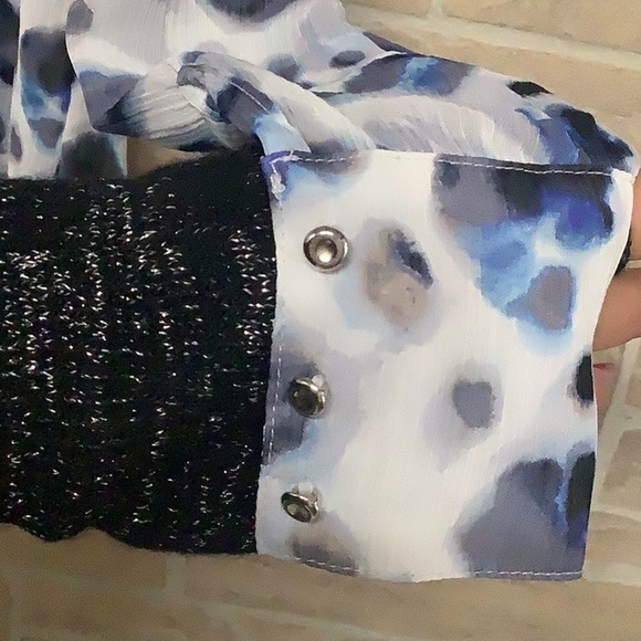 Liz Claiborne - Sz M - 2 layer Blouse with under cami - flowy dye optic dots - Picture 10 of 10